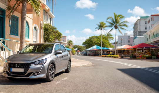 Voiture de location compacte dans une rue de Pointe-à-Pitre en Guadeloupe.