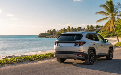 SUV argenté sur la route côtière de Saint-François en Grande-Terre, Guadeloupe — vue mer et cocotiers